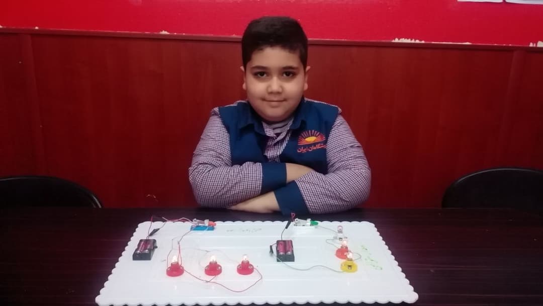 ساخت مدار موازی و متوالی توسط یونس رزاز دانش آموز خوب کلاس زاگرس