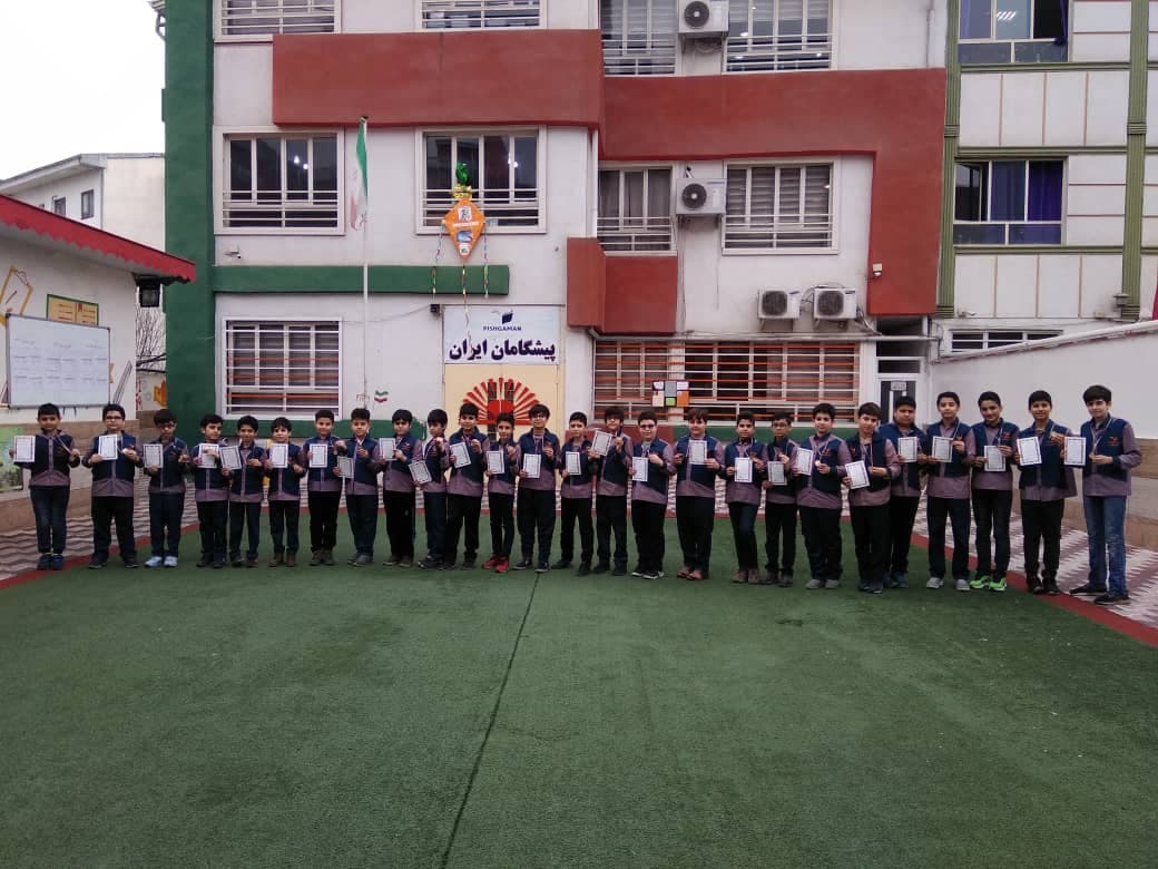 تشویق سه نفر برتر هر کلاس در اولین آزمون جامع با اهدای لوح و مدال