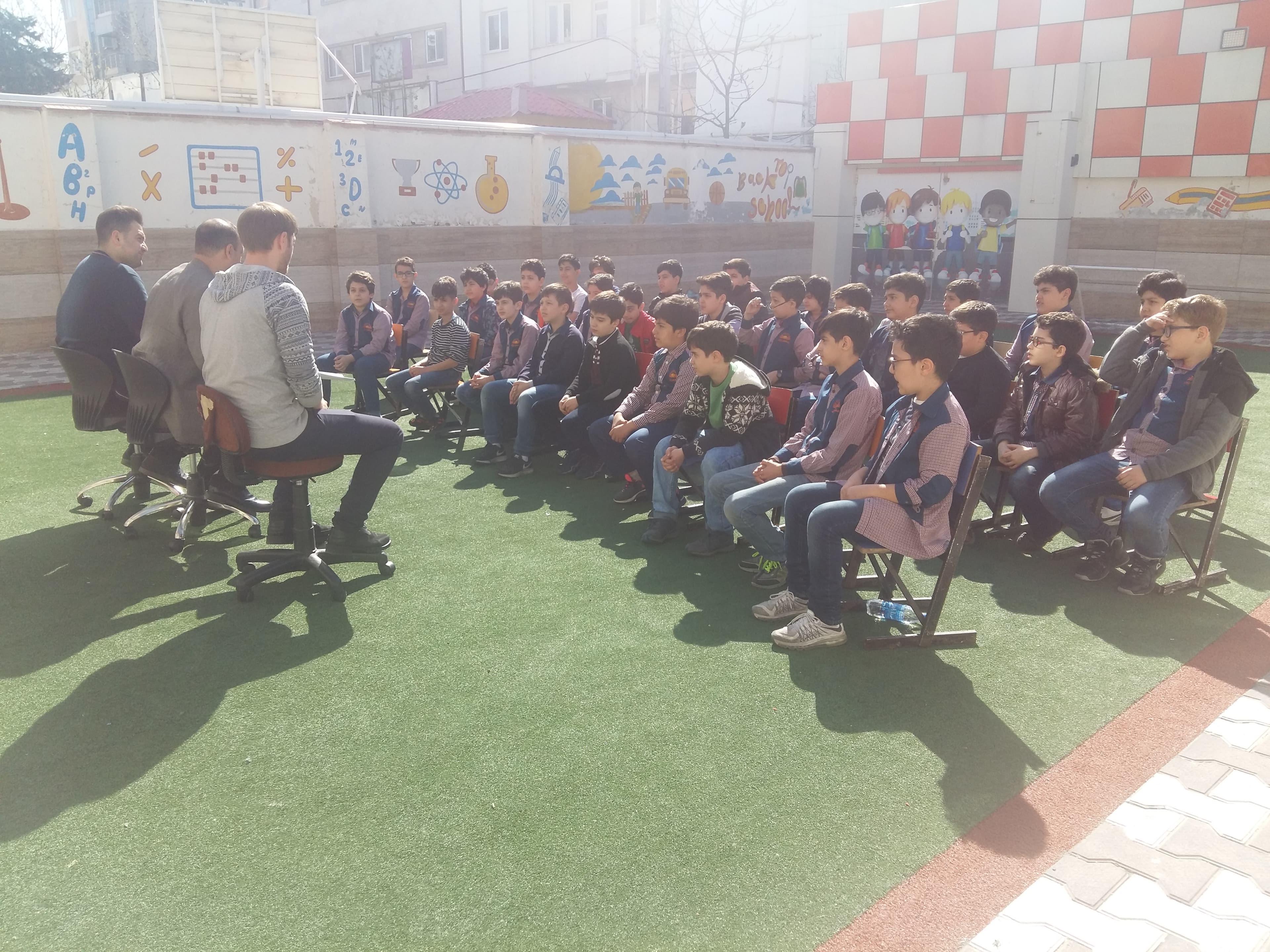 برگزاری جلسه شورای دانش آموزی در هوای بهاری